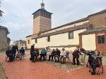 Varios usuarios de la Residencia y Centro de Día posando junto a la Iglesia de San Juan Bautista